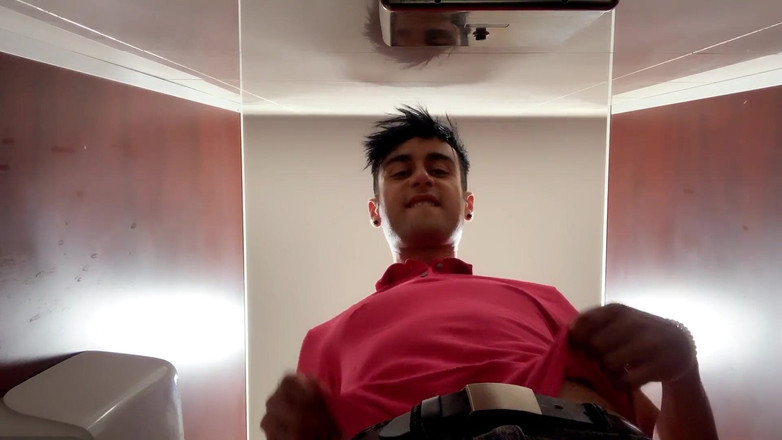 Idmir Sugary: 在机场厕所撒尿和撒尿后摇晃鸡巴