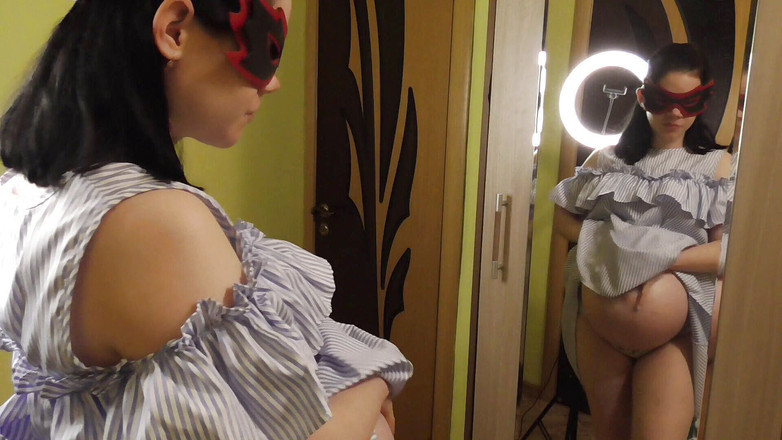 Anna Sky: 怀孕的anna在镜子前试穿衣服
