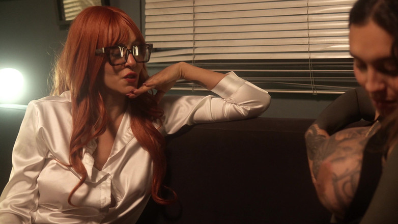 Lesbian porn: En Ateşli Dövmeli Kız Seçmelerde Oral Seks Yaptığımda Çıldırıyor.