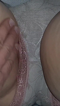 집에 혼자 있을 때 의붓아빠가 실수로 보지를 따먹어