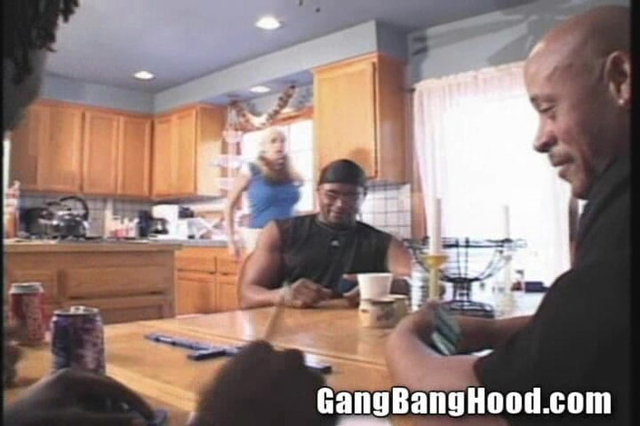 Gang Bang Hood: Blond anal svart kuk slog BBC sprängde Britney slyna!