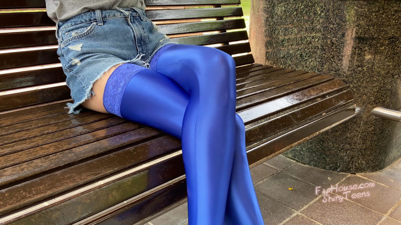 Shiny teens: 719 Modré lesklé spandexové punčochy v parku