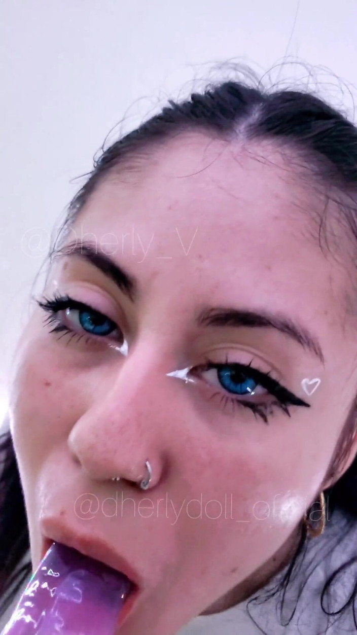 DherlyDoll: कल्पना करते हुए मेरे डिल्डो को चूसना आपका लंड है