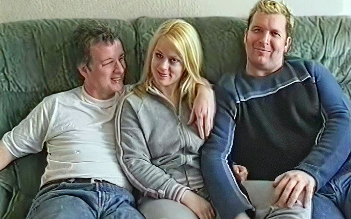 Real Sex Pass: Kısa amatör sarışın iki adamla sikişiyor