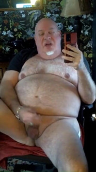 ¡El oso se masturba! Sacudidas con un video caliente de una fan!