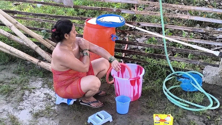 Desi chudai hub: Seks w wannie na świeżym powietrzu!