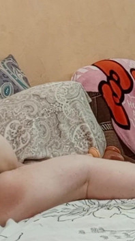 Sogra masturba sua buceta à noite