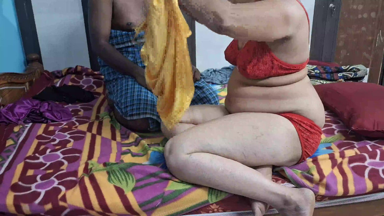 Sexy sindu: Mooie Sindu-seks in een nieuwe gele boabydoll-jurk