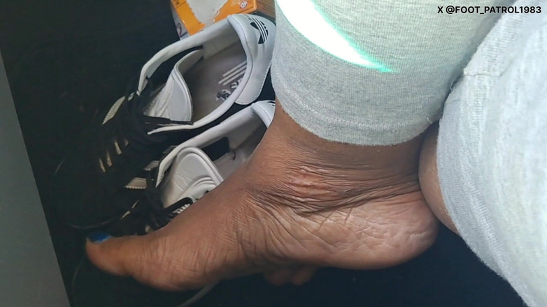 Foot Patrol: Bosá spolujezdce s modrými prsty si hraje s nohama při...