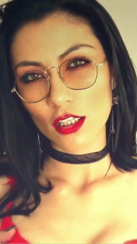 Latina badan sensual berpose skirt lateksnya