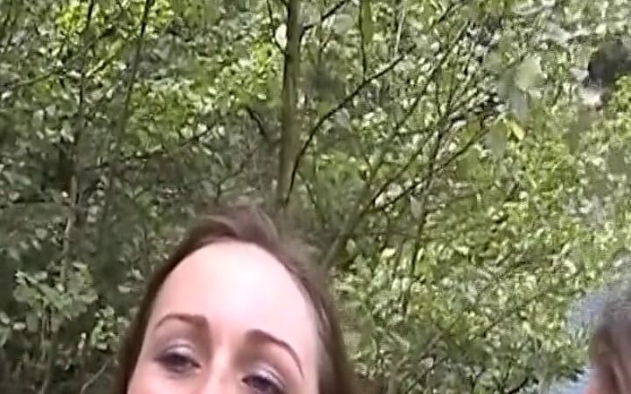 German Threesome: 야외 오럴로 자지를 빠는 독일 십대