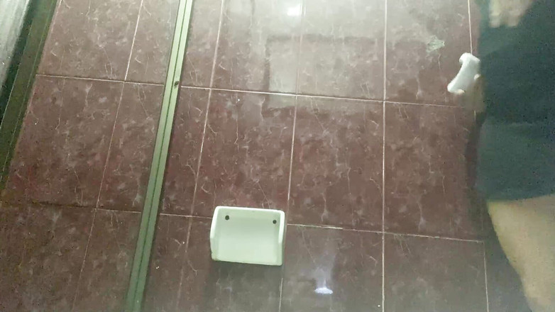 irina69star: Irina atrapada en el baño meando