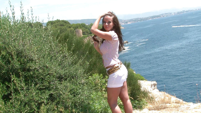 Leon Lambert Girls Twerk Parties CFNM: Cewek seksi rambut cokelat lagi pamer tubuh aduhainya