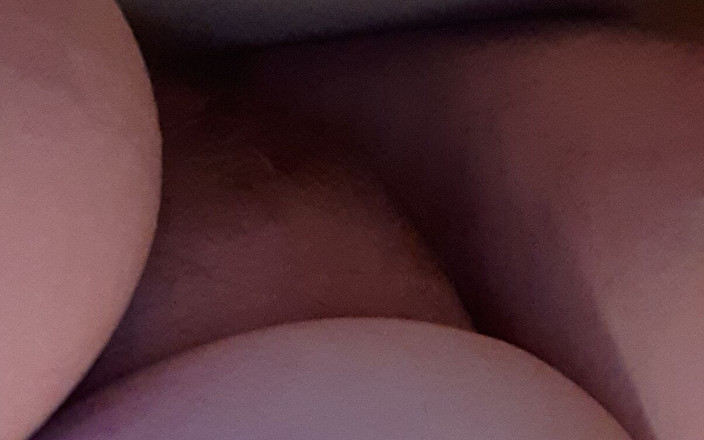 Alica Love: Befriedigung auf der toilette