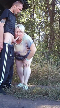 Parkta, kayınvalidemi amından domaltarak sikiyorum, sonra ağzına ve bir dakikada iki kez boşalıyorum