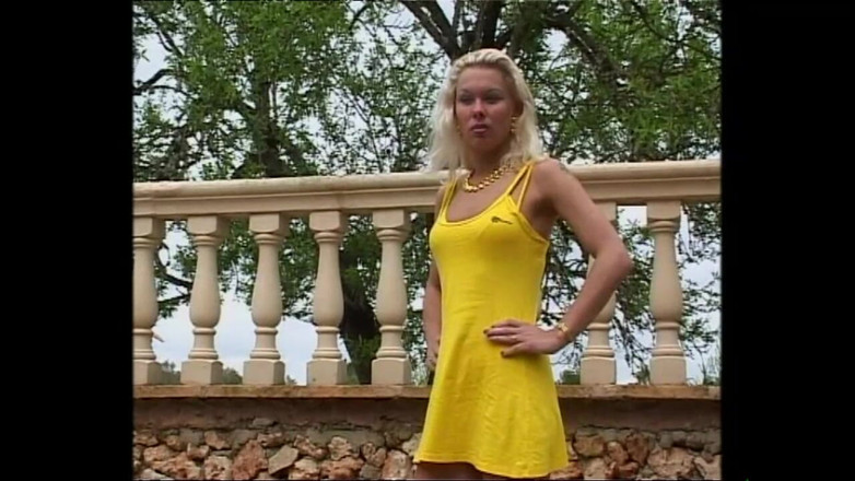 MMV films - The Original: Žhavá sexy blondýnka je ošukaná velkým tvrdým ptákem na zahradě