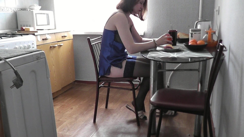 Assol: Cute Girl. Assol seksi dalam pakaian dalam erotik Peignoir Stockings...