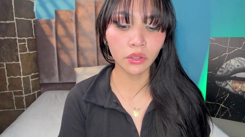 Angellkink: Eu coloco gloss em meus lábios