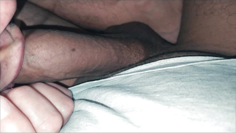 Lily & Theo: 彼女は大きくて太いチンポをしゃぶり、熱心に頭を吸うのが大好きです