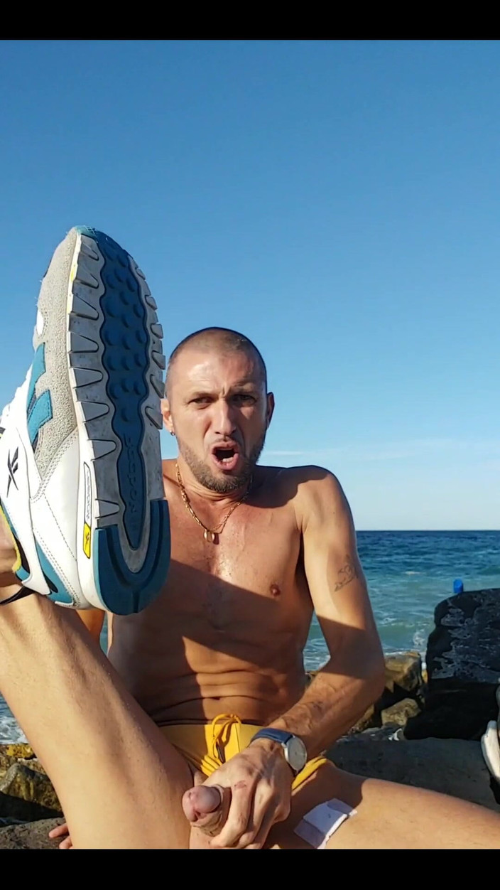 Boy jerking off: Am strand