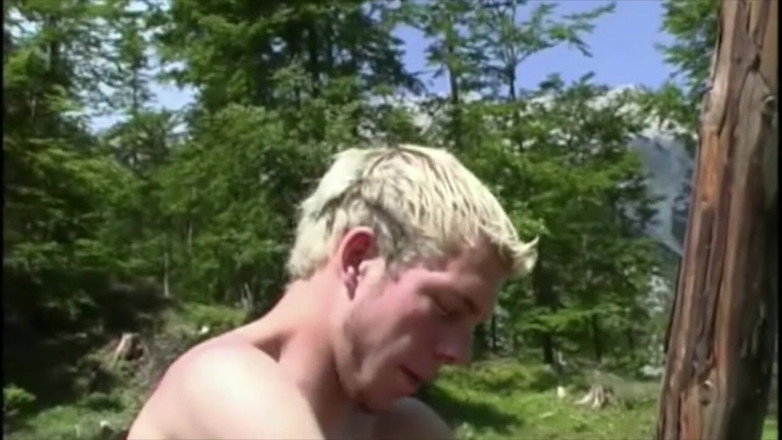 Discret Cruising sex: Young straight fucked by his friend outdoor
