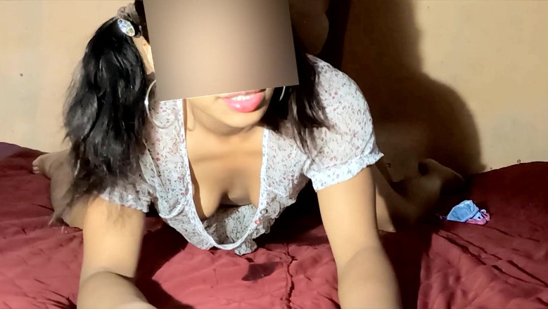 Boom: 카우걸 포즈로 오르가즘을 느끼는 그녀