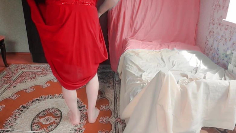 Kitty_Cross: Underbar Shemale poserar med bukett med rosa rosor