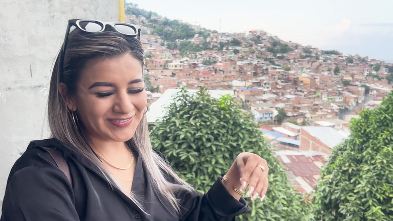 Naty Delgado: 내 도시에서 케이블카를 타는 동안 의붓여동생의 절친에게 야외에서 섹스하고 자지를 빨아! Naty Delgado &amp; Brian Evans