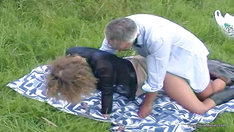 Your Choice Movies: Pár se odvážil šukat venku