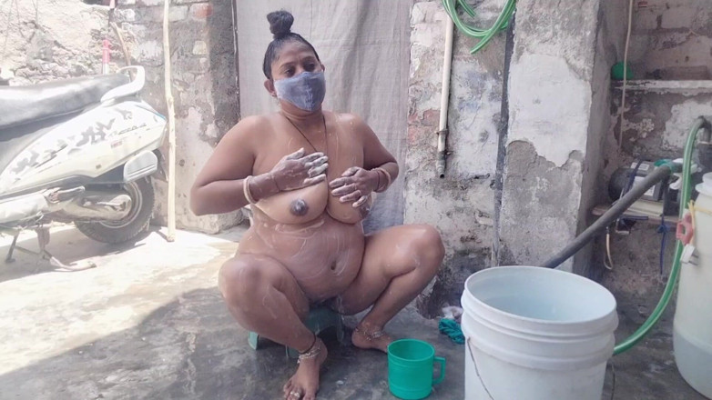 Yourgeeta8899: Indian Bhabhi's Hot Video While Bathing