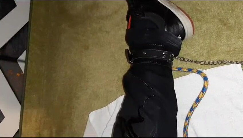 Satin short: Связанная в джинсах и атласных шортах и использованная грязная