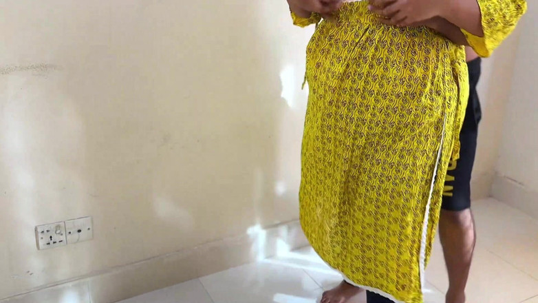 Aria Mia: Una teen bbw con la sua succosa figa naturale si...