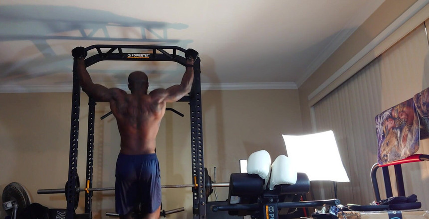 Hallelujah Johnson: 弹性训练的阻力训练的好处包括增加关节。 享受