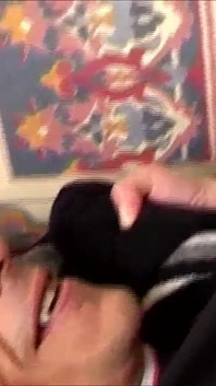 Saya membawa kekasih saya pulang tetapi jiran-jiran mendengar kami