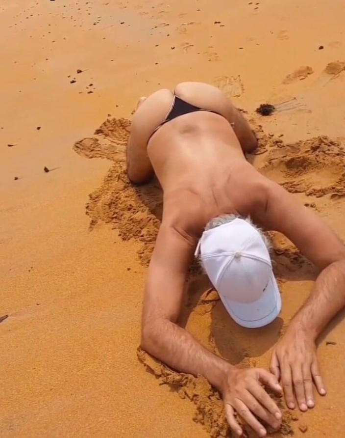 Ladysilvas: Ladysilva în chiloți pe plajă ce fund sexy