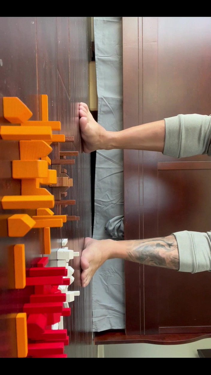 Jasons feet: Gergasi Jason Stomps di bandar kecil