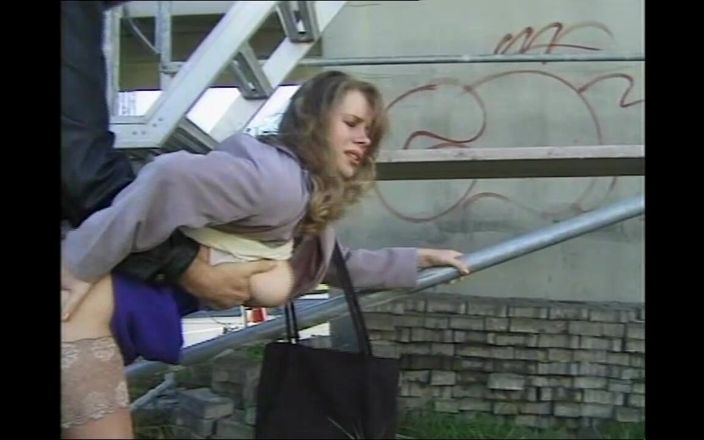 MILF still slut: Amateur-MILF auf baustelle gefickt und auf dicke titten von riesigem...
