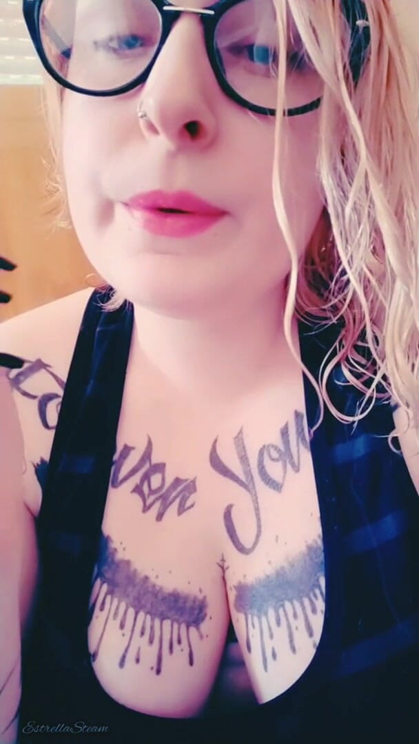 Estrella Steam: Une fille fétiche fume une cigarette