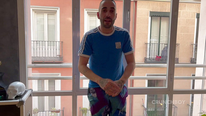 Bare sex with the attackboys: Douglas Smith digunakan mentah-mentah oleh Xoan