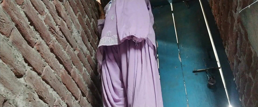 Mannirkuok: Velká prsa desi tetičky lisované při převlékání