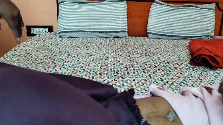 Pushpa porn: Otel kulübesinde hizmetçiyle sikişiyor
