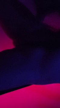 Hårdhänt bdsm gruppknull. Män knullar kvinna bunden till kedjor och bed.gangbang.