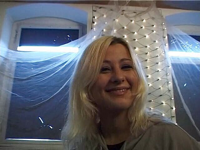 Lucky Wankerz: Blondýna s malými kozami kouří péro po dildování kundičky