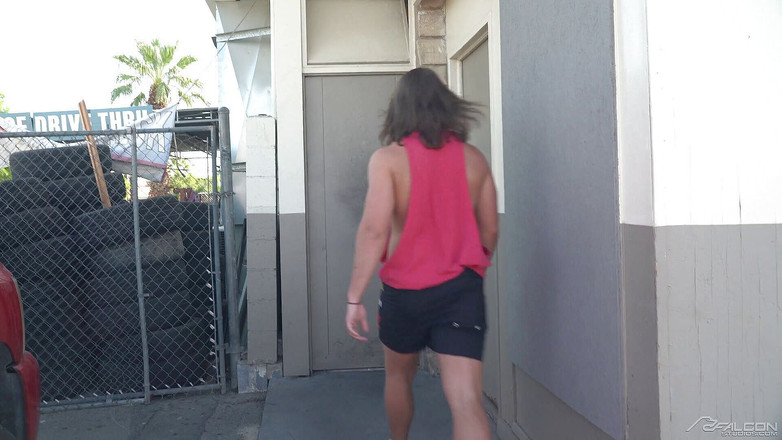 Falcon Studios: Dakota Payne通过浴室寻欢洞给随机男人吹箫 - Falcon studios