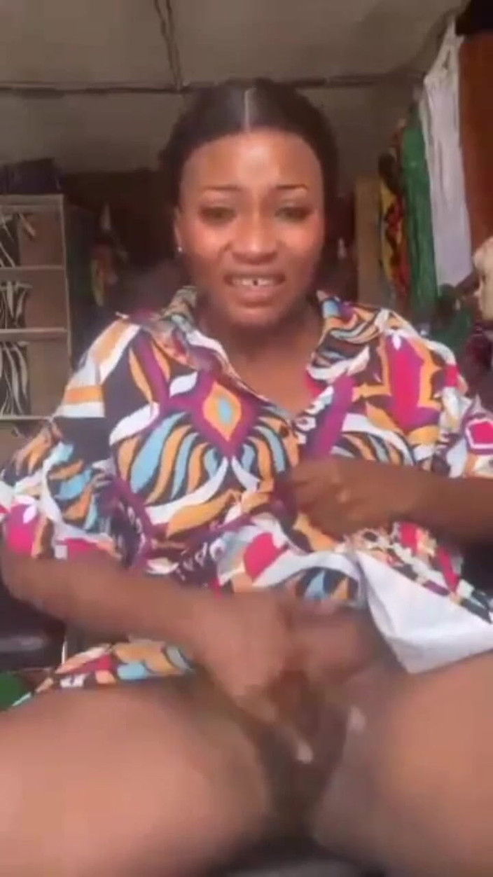 Me and my new slut: Masturbare publică a unei mame excitate care își joacă pizda grasă în...