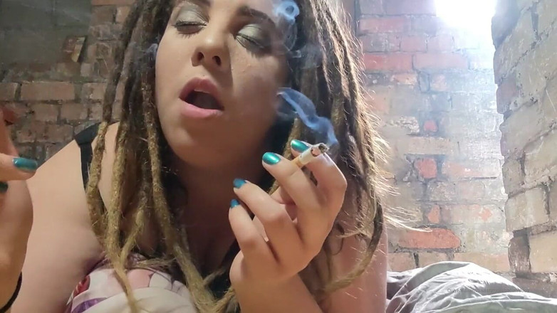 Goddess Kinx: धूम्रपान एक घंटे में Malbro Red को पैक करें