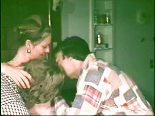 Vintage Usa: 毛深い熟女は2つの大きなペニスを喜ばせるのが大好き