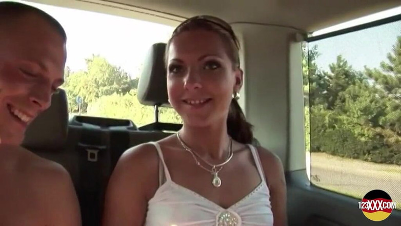 123XXX - Fucked Amateurs in Germany!: Sladká teenagerka tvrdě poskakuje na obrovském bílém ptákovi