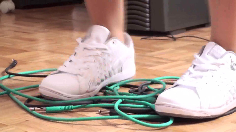 Foot Girls: Crushing cables is always fun