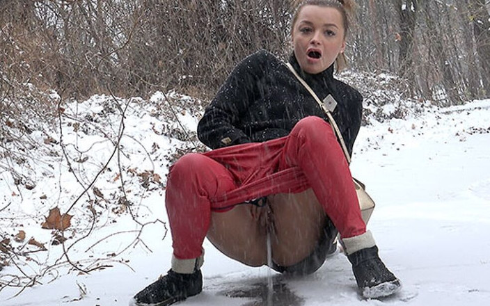 Puffy Network: 여자 오줌 싸는 Got2Pee의 김이 나는 Dafne